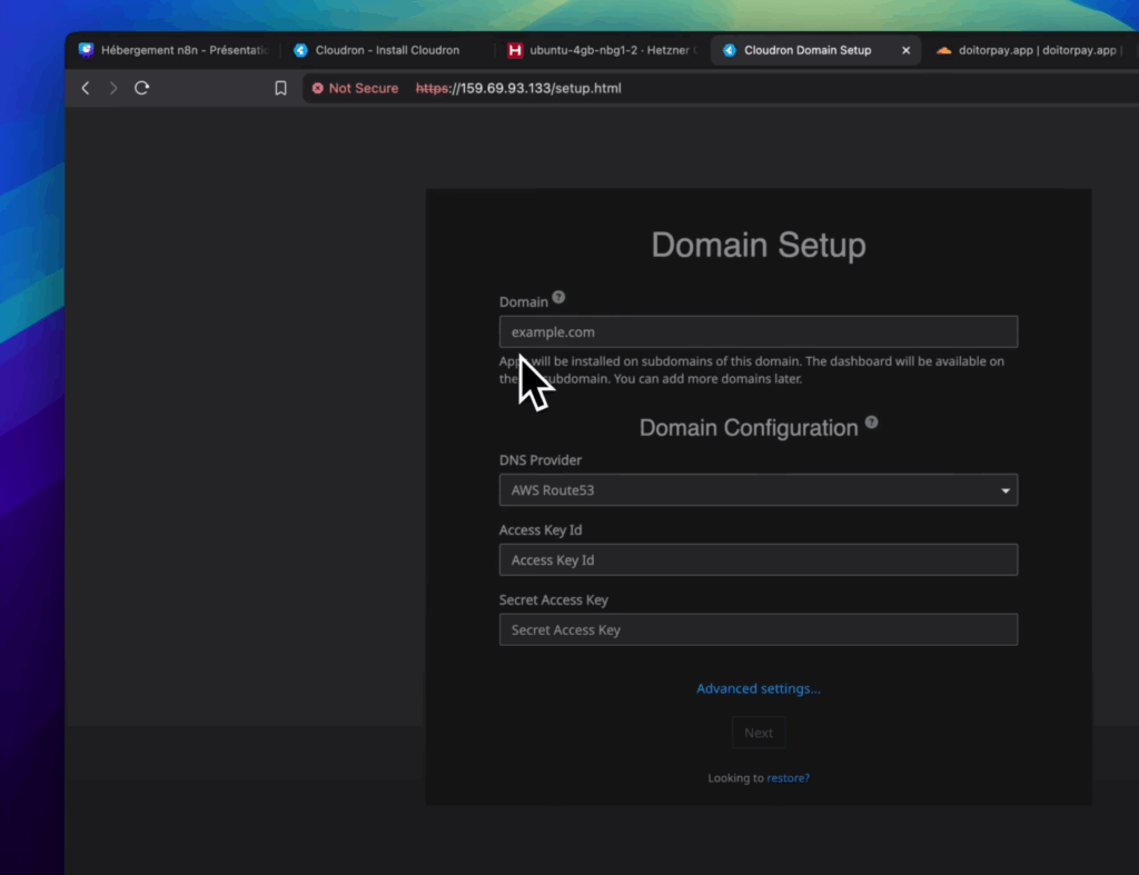L'écran de configuration initial de Cloudron demandant le nom de domaine et le fournisseur DNS (Cloudflare, Gandi, OVH, etc.).
YouTube : https://youtu.be/zIQknK4jW8o?t=603