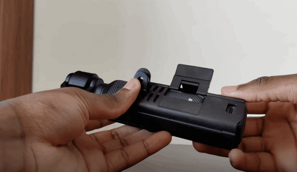Cage de protection Sunnylife installée sur la caméra DJI Osmo Pocket 3, avec une lumière d'appoint fixée sur le côté. YouTube : https://youtu.be/vbPG0hxiD2Y?t=104